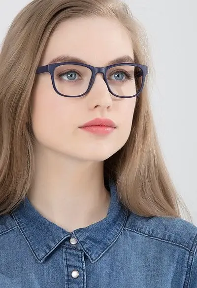 Mujer usando montura oftálmica moderna