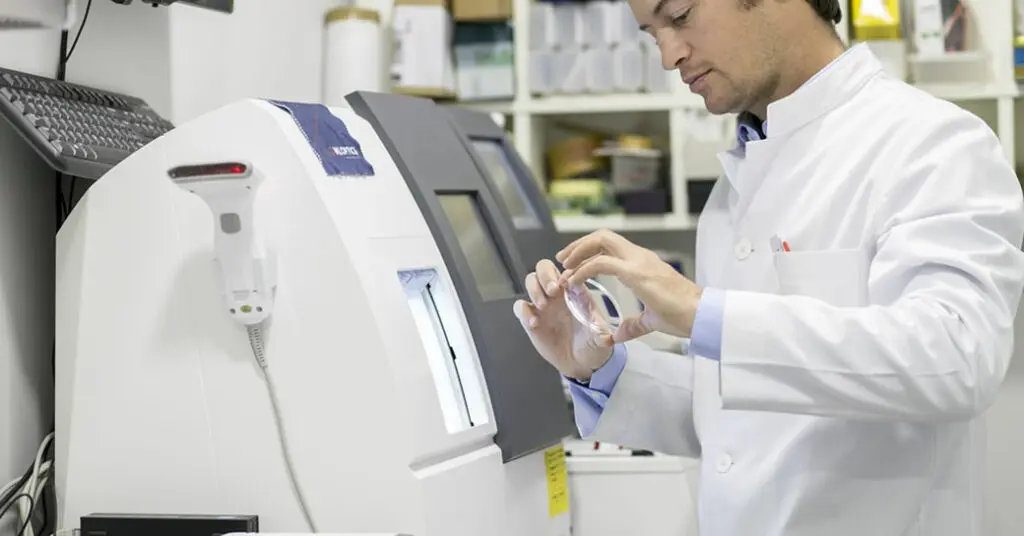 Técnico trabajando con equipo para bisel de lentes